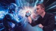 Mensch gegen Maschine: Eric Mayer liefert sich ein Kraftduell mit einem KI-Roboter.