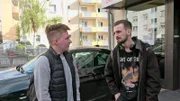 Jonas (li.) will seinem Kumpel Jerrick bei der Jobsuche helfen.