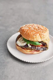 Burger mit Aubergine-Parmigiana.