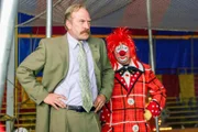 Captain Captain Stottlemeyer (Ted Levine, l.) findet bei seinen Ermittlungen im Zirkus in dem Clown Floppy (Lance Krall) einen lustigen Nachahmer.
