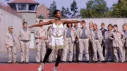 Die Gefangenen wollen Denise (Edina Robinson, vorne) bei ihrem Trainingsprogramm verunsichern und scheinen auch Erfolg damit zu haben...