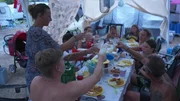 Die Pitzers haben einen spaßigen Grillabend.