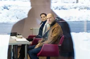 Burkhard "Butsch" Schulz (Götz Schubert) und Viola Delbrück (Yvonne Catterfeld) sehen Stefan Breslauer (Steffen Münster) vor der Tür.