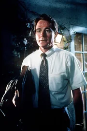Hal (Bryan Cranston) kommt nach einem ereignisreichen Tag beim Autorennen nach Hause.