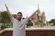 „Tracks East“-Reporter Nikita vor dem „Kremlin Palace Hotel“ in Antalya: Das einstige Lieblingsziel vieler russischer Touristen ist auch ein begehrter Ort zum Wohnen.