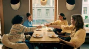 Fanny (Maria Austgulen, re.) und Jill (Isabel Bråthen, 2. v. re.) treffen auf die Verursacherin des Verkehrsunfalls, die Foodtruckerin Maram (Sarah Benfaddoul, li.).