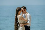 Franz (Jannik Schümann, r.) folgt Sisi (Dominique Devenport, l.) nach Südfrankreich. Am Strand kommen sie sich nach einer Diskussion über Sisis Flucht und Rudolfs Zukunft auf der Militärakademie wieder näher.