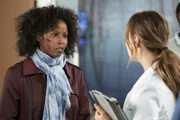 L-R: Khalilah Joi als Abby, Camilla Luddington als Dr. Jo Karev