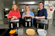 Fettfrei kochen und dabei Strom sparen – welche Heißluftfritteuse überzeugt Familie Bender-Diederichs (M. und r.) und welches Spezial-Zubehör ist wirklich sinnvoll?