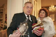 Als Friedrich (Wilhelm Manske, l.) erfährt, dass Sophie (Gabrielle Scharnitzky, r.) allein Weihnachten feiern wird, bekommt er Mitleid.