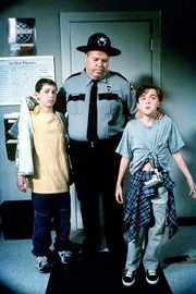 Reese (Justin Berfield, li.) und Malcolm (Frankie Muniz, re.) werden von Officer Karl (Joel McKinnon Miller) bei einem Streit ertappt.