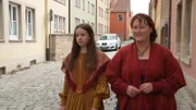 Architektin Claudia Merk und Tochter Eva aus Rothenburg in der Tracht des 17. Jahrhunderts.