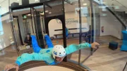 Elvis beim ultimativen Adrenalin-Kick "Indoor Skydiving"