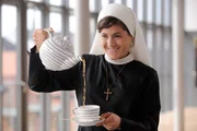 Tabea (Katharina Hackhausen) bringt der Mutter Oberin Tee.