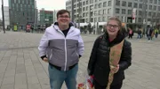 Pascal hat seine Freundin Tina vom Bahnhof abgeholt