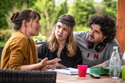 Catharina Knuth (Victoria Schulz, M.) und Sascha Reinhard (Manuel Mairhofer) haben noch keine Ahnung, wie sie ihr Baby in Zukunft am besten fördern können. Deshalb holen sie sich Rat bei Saskia Mohrbutter (Zora Thiessen), die auch eine Tochter mit Downsyndrom hat.