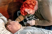 Das SOKO-Team, darunter auch Dr. Stefanie Löcker (Veronika Polly), gerät während der Ermittlungen unter Kollegen zunehmend unter Druck: Major Schneider vom LKA Innsbruck kündigt sein Kommen an.