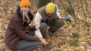 Lena und Förster Max pflanzen einen Baum.