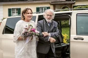 Leopold Lorenz (Fred Stillkrauth) begleitet seine Enkelin Lena (Judith Hoersch) stolz zur Trauung.