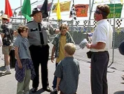 Officer Karl (Joel McKinnon Miller, 2.v.li.) erzählt Hal (Bryan Cranston, re.), was Malcolm (Frankie Muniz, li.) und Reese (Justin Berfield) angestellt haben.