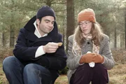 Lisa (Alexandra Neldel, r.) genießt den Ausflug mit David (Mathis Künzler, l.) und hat Plätzchen mitgebracht. Dieses Foto von Alexandra Neldel darf nur in Zusammenhang mit der Berichterstattung über die Serie "Verliebt in Berlin" veröffentlicht und verbreitet werden.)