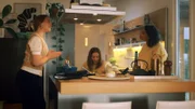 ARD Degeto BELOW - FAST AUF AUGENHÖHE, (Nede), "Foodtruck", Folge 2, ab Freitag um 05:30 Uhr in der ARD MEDIATHEK Nach dem Unfall: Fanny (Maria Austgulen, Mitte), ihre Zwillingsschwester Fam (Mari Hauge Einbu, li.) und Jill (Isabel Bråthen, re.) verbringen einen gemeinsamen Abend.