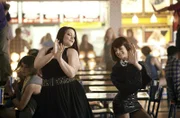 "Drop Dead Diva", "Wer einmal lügt." Jane hat einen witzigen Traum: sie ist in einem Musical und arbeitet in einem Fast Food Laden. Als Richterin kommt Paula Abdul vorbei. Doch nach ihrer Sing- und Tanzeinlage, ist alles wie zuvor. Im wirklichen Leben muss sich Jane einer Anhörung stellen, um ihren Job zu behalten. Gleichzeitig vertritt sie eine Mutter, die für eine Behandlung ihre schwer kranken Tochter kämpft. Überdies taucht überraschend Janes´ Ehemann auf, von dem bislang niemand etwas wusste.Im Bild (v.li.): Brooke Elliott (Jane Bingum), Paula Abdul