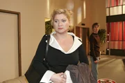 Agnes (Susanne Szell, l.) steht vor der Entscheidung, mit Boris (Matthias Rott, r.) in seine Heimat zu gehen.