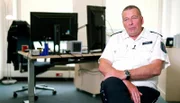 Der Beamte weiß um den Neonazi David H. in der Firma, die Polizeistationen bewacht.