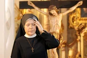 Schwester Hanna (Janina Hartwig) wird schwindlig.