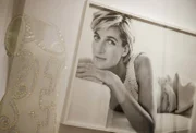 Diana's Fashionstory im Kensington Palace: Im Vordergrund ist das legendäre "Versace-Dress" zu sehen: Prinzessin Diana trug es bei einem Fotoshooting 1991.