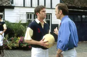 John Fox (Thomas Scharff, li.) , der berühmteste Polospieler Englands, bittet seinen Trainer (Mark Kuhn) um eine Auszeit.