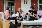 Nicht mehr nur die Musik ist für Catharina Knuth (Victoria Schulz, M.) und ihren Lebenspartner Sascha Reinhard (Manuel Mairhofer) wichtig. Vor allem steht jetzt Sam, ihr Baby, im Mittelpunkt. Muss Musikmanagerin Lu (Mona Pirzad, l.) die geplante Tour absagen?