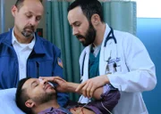 Der Gigolo Channing Brewster (Jai Rodriguez, liegend) wird mit Glassplittern im Auge eingeliefert, doch das scheint nicht alles zu sein. Kann Irving (Tasso Feldman, r.) ihm helfen?
