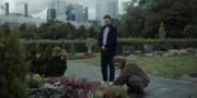 Der erwachsene Peppi (Johannes Kienast, l.) besucht mit Gollum (Max Mauff, r.) das Grab von dessen Eltern.
