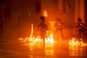 Die kaiserliche Garde vereitelt einen Brandanschlag auf die Hofburg, den eine Gruppe von wütenden Bauarbeitern verübt.