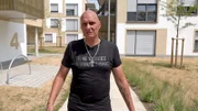 Elvis fühlt sich in seinem Viertel nicht mehr wohl..