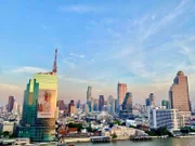 Ein Porträt des Königs blickt über dem Fluss Chao Phraya, während Rama X selbst oft in Berchtesgaden residiert.