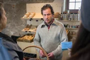Bodo Tauchert (Christian Kuchenbuch) scheint keine Sorgen um seine Frau zu machen.