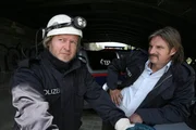 "Soko Donau", "Der zweite Mann." Ein ruhiger, sonniger Morgen in Wien. Plötzlich peitschen Schüsse durch die Luft, der Bote eines Geldtransporters wird auf offener Straße überfallen und bricht tödlich getroffen zusammen. Der Täter, verkleidet als Jogger, kann unerkannt entkommen. Kein einfacher Fall für die SOKO, denn obwohl sich einige Fußgänger in der Nähe des Überfalls befanden, gibt es nur einen brauchbaren Zeugen, einen Fensterputzer namens Petrovic. Mitten in die ersten Recherchen fällt die Nachricht von einem weiteren Mord. Unter Tag, im Wiener Kanalsystem, findet der Kanalarbeiter Fichtinger einen toten Kollegen. Der Tote, Michael Solka, wurde angeschossen und offensichtlich gefoltert, bevor er in der stinkenden Brühe des Kanals ertrunken ist. Bald stellt sich heraus, dass beide Opfer mit derselben Waffe erschossen worden sind. Doch wie und warum hängen die beiden Morde zusammen? Im Bild (v.li.): Gregor Seberg (Helmuth Nowak), Stefan Jürgens (Carl Ribarski).