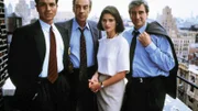 v.li. Detective Reynaldo Curtis (Benjamin Bratt, li.), Lennie Briscoe (Jerry Orbach, 2.v.li.), Claire Kincaid (Jill Hennessy) und Jack McCoy (Sam Waterston)