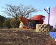 HWY 179 Sedona, AZ: Das "Xanadu von Sedona", ein monolithisches Kuppelhaus aus Beton.