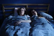 Die Freundinnen Lena Lorenz (Judith Hoersch, l.) und Julia Obermeier (Liane Forestieri, r.) haben beide gerade eine schwere Zeit.