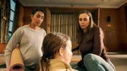 Fanny (Maria Austgulen, Mitte) geht gemeinsam mit Jill (Isabel Bråthen li.) zum Trauer-Yoga, an dem auch Heidi (Maria Grazia Di Meo, re.) teilnimmt.