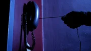 Eine Person, die eine Telefonleitung trennt