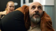 Radin (Arben Bala) trägt Fanny (Maria Austgulen).