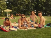 Noch ist das Leben der Chabos, Peppi (Nico Marischka, r.), Gollum (Arsseni Bultmann, 2.v.r.), PD (Jonathan Kriener, 2.v.l.) und Alba (Loran Alhasan, l.), unbeschwert: Freibad, Ghettoblaster, chillen und Girls checken.