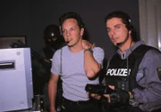 Kriminalkommissar Ralf Bongartz (Max Gertsch, l.) bespricht mit dem SEK-Einsatzleiter (Martin Halm) das weitere Vorgehen. Der Freund der Angeklagten hat im alle Anwesenden im Gerichtssaal als Geisel genommen und droht mit einem Bombenanschlag...