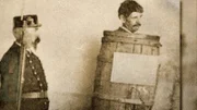 Das unbequeme und demütigende Tonnenhemd gehörte neben der Kugel und der Kette, dem Schwitzkasten und der Einzelhaft zu den Strafen für Häftlinge, die gegen die Lagerregeln verstießen.
