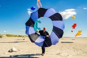 Lojze Wieser mit einem Flugdrachen am Strand.